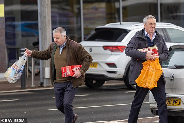 अटकेनंतर अँड्र्यूच्या सुरक्षा पथकाने त्याला पोलिस स्टेशनमधून घरी नेल्यानंतर बिअर आणि पास्ताचा साठा केला