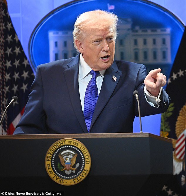 जागतिक दर कमी झाल्यामुळे ट्रम्प यांची निर्दयीपणे थट्टा केली जाते, तर इमॅन्युएल मॅक्रॉन आणि गॅव्हिन न्यूजम यांनी राष्ट्राध्यक्षांवर क्रूरपणे हल्ला केला