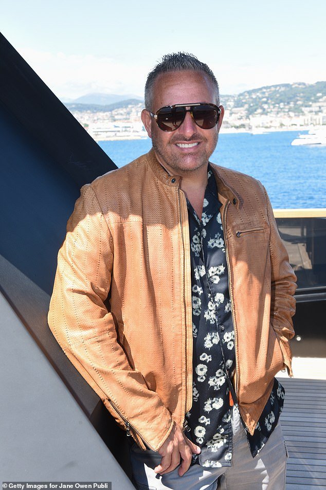 सारा फर्ग्युसनच्या “ब्रँड” मध्ये गुंतवणूक करण्याबाबत चर्चा करण्यासाठी अँड्र्यूने 9/11 च्या अपहरणकर्त्यांशी संबंधित सौदी गुंतवणूकदारासोबत डिनर केले.