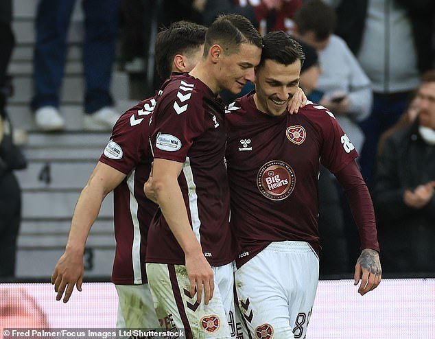 हार्ट्सने फॉल्किर्कला हरवून शीर्षस्थानी पाच क्लियर केले परंतु मॅकइन्सने त्यांच्या बाजूने त्यांचा बचाव सोडवण्यास उद्युक्त केले.