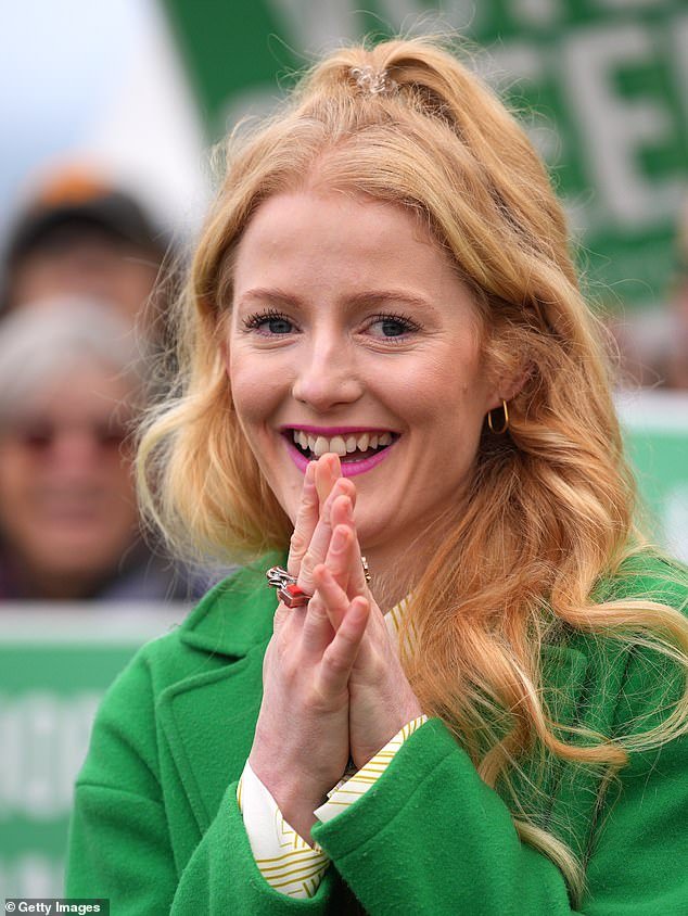 ग्रीन पार्टीच्या उमेदवार हन्ना स्पेन्सरने £1.2m मालमत्ता पोर्टफोलिओ आणि खरेदीदारांना घाबरवण्याचा आणि किमती वाढवण्याच्या सल्ल्यासह ‘प्रॉपर्टी होर्डिंग ढोंगी’ म्हणून ओळखले.