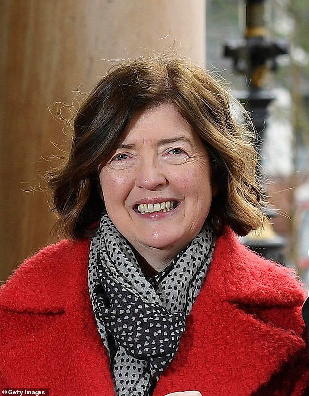 पंतप्रधानांच्या माजी सहाय्यक स्यू ग्रे, नवीन नागरी सेवा प्रमुखांविरुद्ध गुंडगिरीच्या आरोपांमुळे एका ओळीत अडकल्या आहेत.