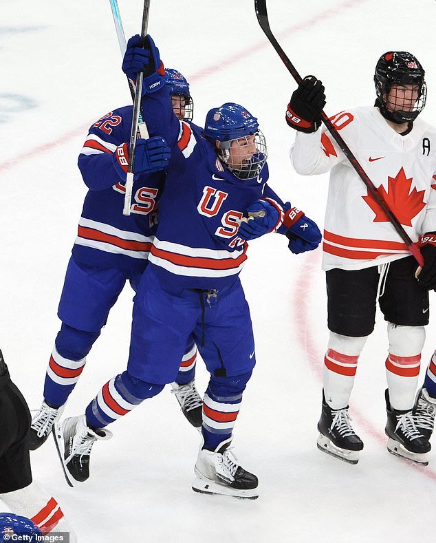 यूएसए महिला हॉकी स्टार्सना कर्णधार हिलेरी नाईटच्या प्रतिबद्धतेबद्दल शिकायला मिळालेला अविश्वसनीय मार्ग