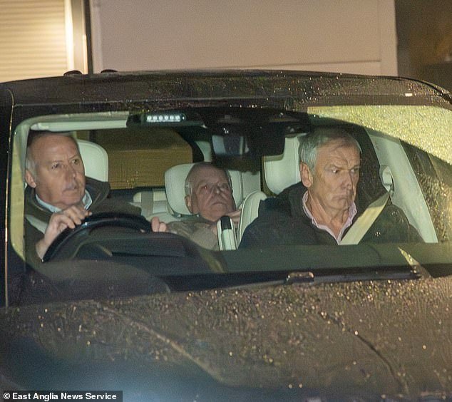 आता तुम्हाला ते दिसत आहे, आता तुम्हाला नाही: त्रासदायक नवीन चित्रे दाखवतात की अँड्र्यू छायाचित्रकारापासून लपण्याचा प्रयत्न करत असताना पोलिसांनी त्याचा पाठलाग केला होता.