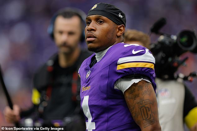 एनएफएल स्टार रॉन्डेल मूर यांचे 25 वाजता निधन झाले: वायकिंग्ज रिसीव्हर गमावल्यामुळे श्रद्धांजली फुटबॉलमधून धक्कादायक लहरी पाठवते