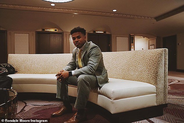 25 व्या वर्षी एनएफएल स्टारच्या दुःखद मृत्यूनंतर ‘हार्टब्रोकन’ मिनेसोटा वायकिंग्सने रोंडेल मूरला श्रद्धांजली वाहिली