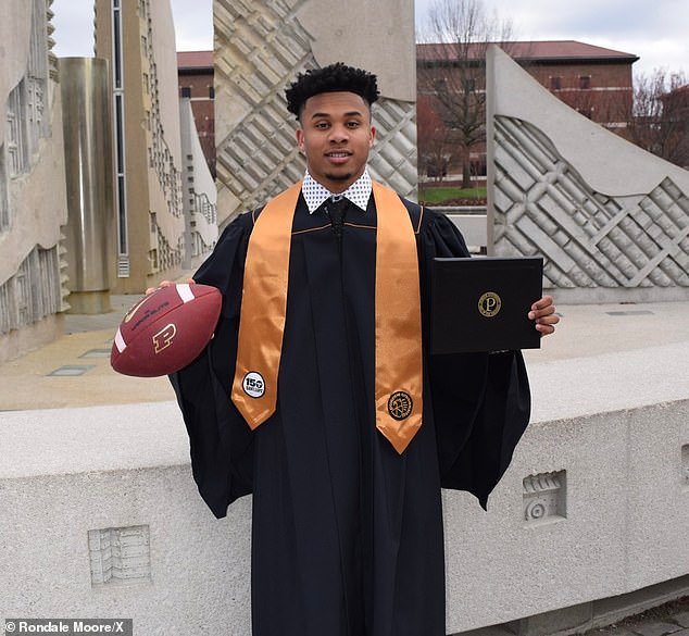 चीफ्स स्टार हॉलीवूड ब्राउनने उघड केले आहे की त्याने 25 व्या वर्षी त्याच्या दुःखद मृत्यूच्या काही तास आधी रोंडेल मूरशी बोलले होते.