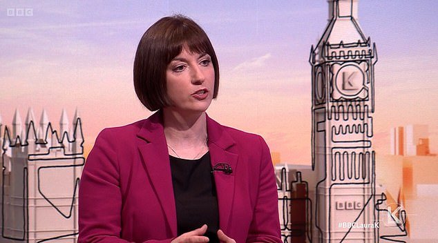 100,000 ‘निम्न-गुणवत्तेची’ विद्यापीठ ठिकाणे कापून बोजड विद्यार्थी कर्जाची देयके कमी करण्याच्या वचनासह टोरीज कामगारांना मागे टाकत आहेत