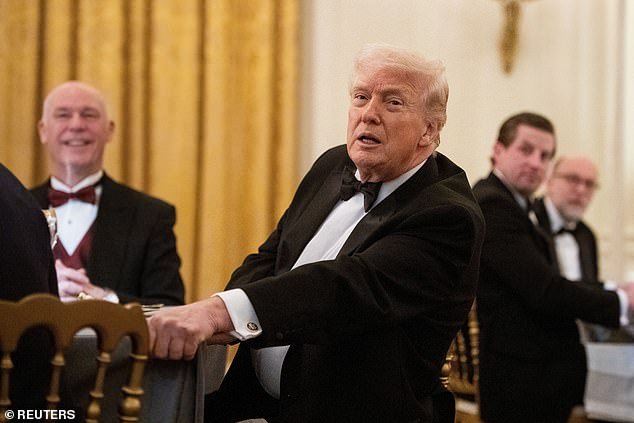 मध्यरात्री मार-ए-लागोमध्ये प्रवेश केल्यानंतर एका सशस्त्र व्यक्तीला गुप्त सेवांनी गोळ्या घालून ठार मारले.