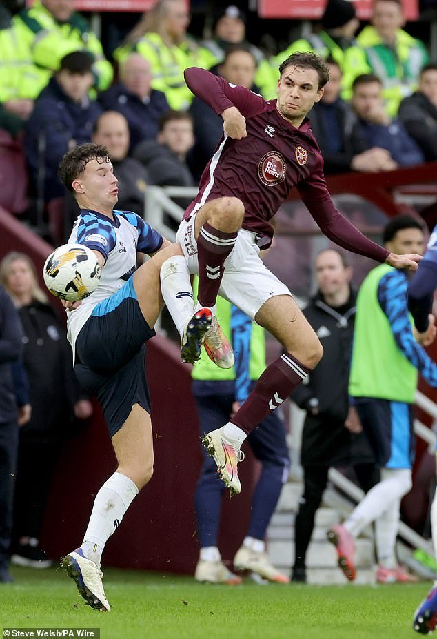 या विजेतेपदासाठी वादात राहण्याची ह्रदयात भूक, प्रतिभा आणि निखळ इच्छाशक्ती आहे… पण त्यांना मुकुट खाली उतरवण्याची गरज आहे.