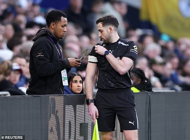 उत्तर लंडन डर्बीमध्ये हास्यास्पद तांत्रिक आपत्तीनंतर गॅरी नेव्हिलने ‘संपूर्ण मूर्खपणाचा’ धुमाकूळ घातला