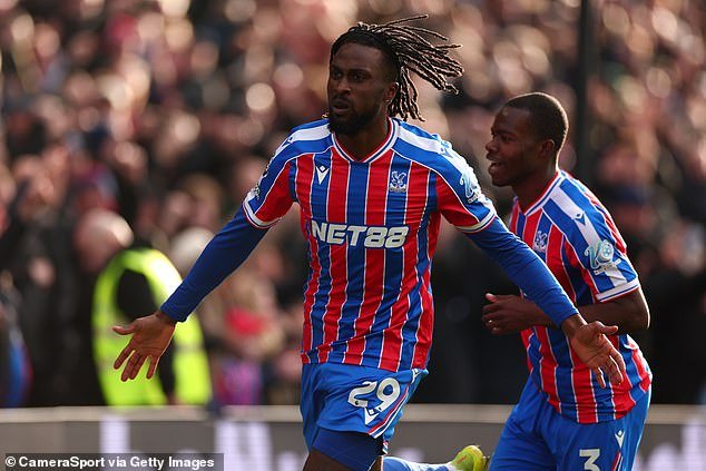 क्रिस्टल पॅलेस 1-0 लांडगे: ऑलिव्हर ग्लासनरने ईगल्सच्या चाहत्यांनी त्याला ‘नम्र राहा’ असे सांगितल्याचा दावा करणाऱ्या बॅनरसह त्याला टोमणे मारल्यानंतर प्रतिसाद दिला – कारण तो त्यांना ‘नम्र राहा’ असे सांगतो – कारण हकालपट्टीची भीती कमी करण्यासाठी त्याच्या पक्षाचा विजय