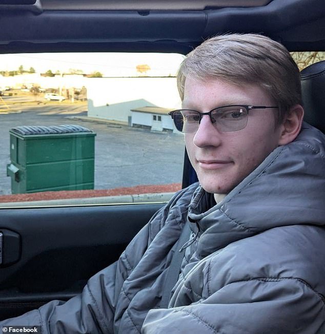 मार-ए-लागो येथे गोळ्या घालून ठार झालेल्या बंदुकधारीला ‘एपस्टाईन झाकण्याचा वेड होता’ आणि तो ‘उत्साही ट्रम्प समर्थक’ कुटुंबातून आला होता.