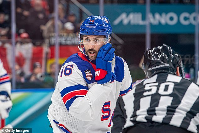 गरुड डोळे असलेल्या यूएसए हॉकी चाहत्यांना व्हिन्सेंट ट्रोचेककडून सुवर्णपदक हिवाळी ऑलिंपिक उत्सवात स्पष्ट संदेश दिसतो