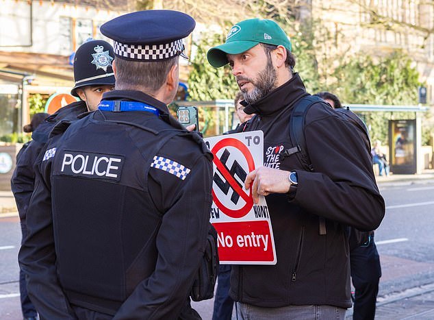 टेबल्स पॅलेस्टाईन समर्थक ‘ज्यू हंटर्स’ चालू आहेत: स्थानिकांनी इस्रायली उत्पादनांवर बहिष्कार घालण्याची मागणी करण्यासाठी घरोघरी जाण्याची योजना आखलेल्या कार्यकर्त्यांना प्रति-निदर्शकांनी हाणून पाडले, त्यांना एका बारमध्ये लपण्यास भाग पाडले.