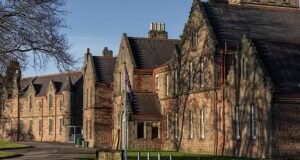 NHS ला शहराच्या बॅरेक्समध्ये आश्रय शोधणाऱ्यांच्या कल्याणासाठी £1.3m च्या बिलाचा सामना करावा लागत आहे