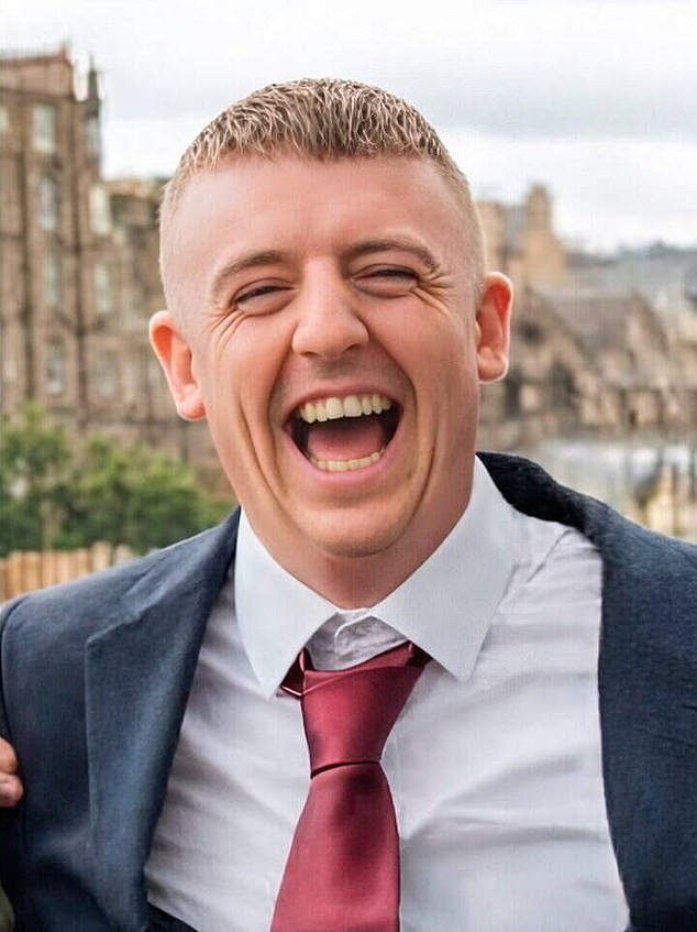 चित्र: उत्तर आयर्लंडमध्ये तीन-कार अपघातात तिघांचा मृत्यू झाला ज्याने तिघांना रुग्णालयात पाठवले