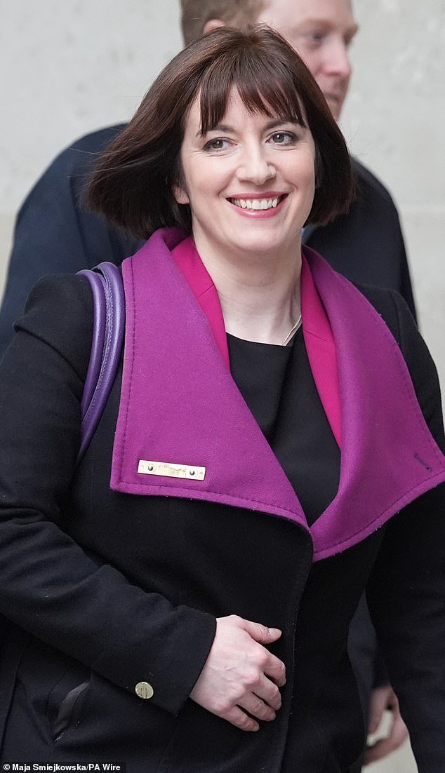 अँड्र्यू गाथा दरम्यान खासदार राजघराण्याबद्दल त्यांची छाननी वाढवण्याची धमकी देतील