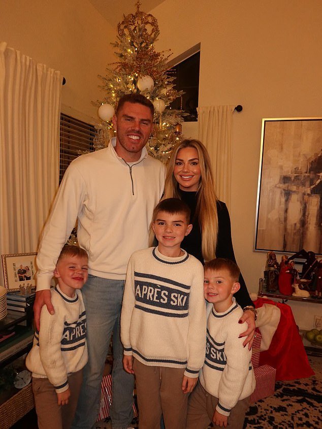 डॉजर्स स्टार फ्रेडी फ्रीमन आणि पत्नी चेल्सी यांनी जाहीर केले आहे की ते सरोगेटद्वारे दुसर्या मुलाची अपेक्षा करत आहेत