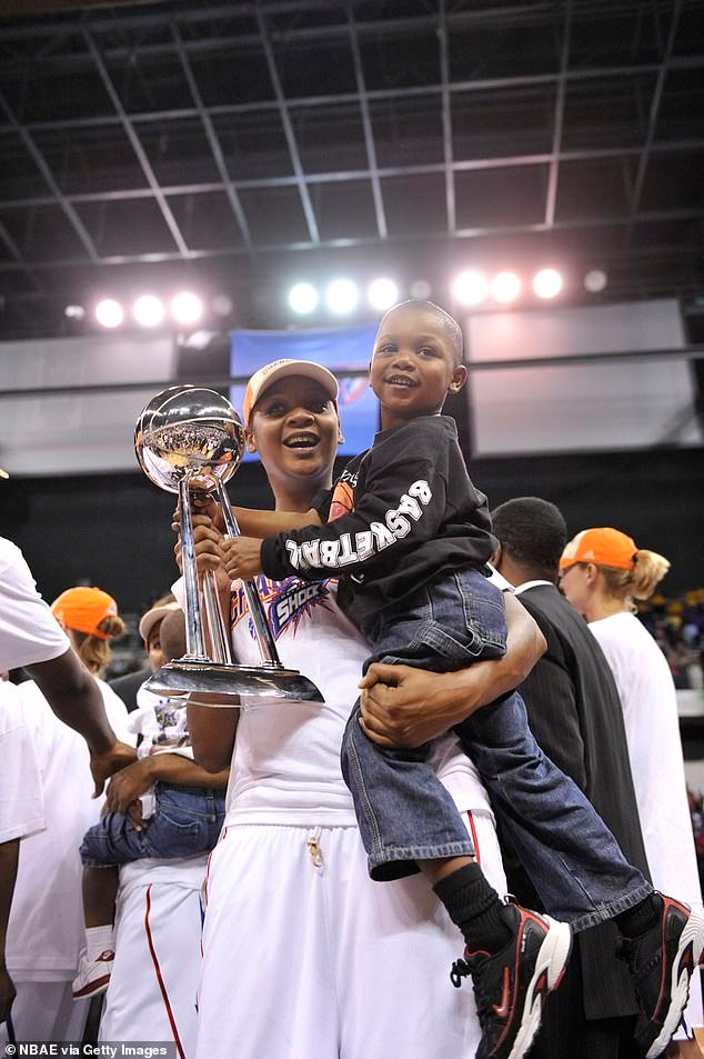 दोन वेळची WNBA चॅम्पियन कारा ब्रेक्सटन वयाच्या 43 व्या वर्षी आकस्मिक मृत्यूने धक्का बसली