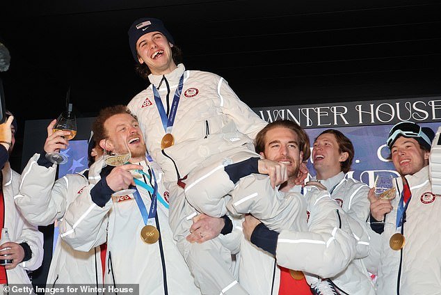 कॅनडाविरुद्धच्या विजयानंतर यूएसए हॉकी स्टार जॅक ह्यूजला इटालियन रस्त्यावर घेऊन जातात