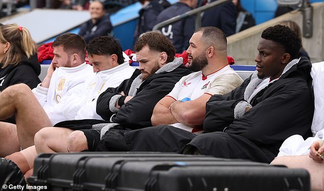 आमचा सातत्याने अपयशी ठरणारा रग्बी संघ हा इंग्लिश खेळासाठी सर्वात मोठा पेच आहे. ट्रॉफीच्या दुष्काळात त्यांचा पुन्हा अपमान झाला आहे. हे एका घोटाळ्यापेक्षा कमी नाही, इएएन हर्बर्ट लिहितात