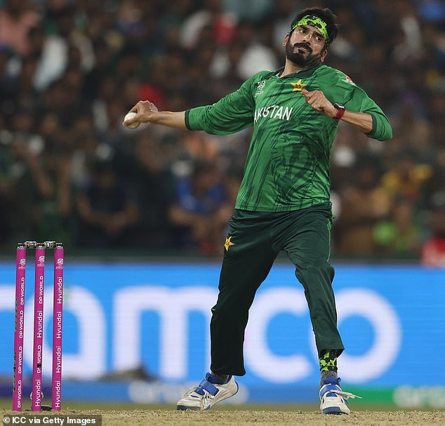 अत्यंत असामान्य तंत्रासह क्रिकेटच्या नवीन मिस्ट्री स्पिनरला भेटा, तो इंग्लंडच्या ट्वेंटी-20 विश्वचषक आशांना मोठा धोका का आहे, हॅरी ब्रूकने त्याला कात्री लावण्याची योजना आखली आहे… परंतु अनेकांना असे का वाटते की त्याच्या कृतींचा अर्थ तो खेळत नसावा.