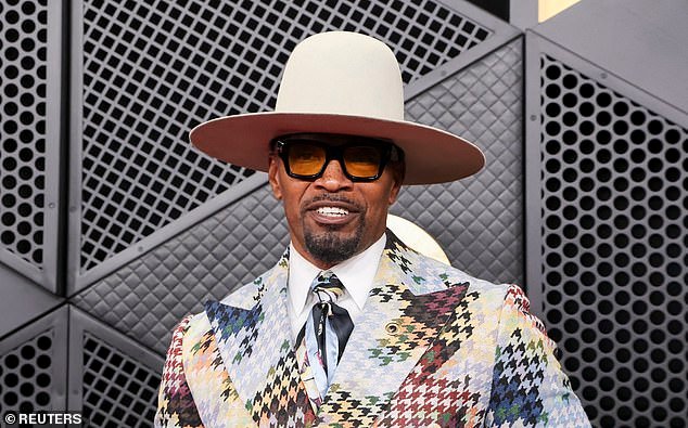 जेमी फॉक्सने टॉरेट्सने ग्रस्त असलेल्या जॉन डेव्हिडसनची बाफ्टा अवॉर्ड्समध्ये ‘अस्वीकार्य’ उद्रेक केल्याबद्दल निंदा केली.