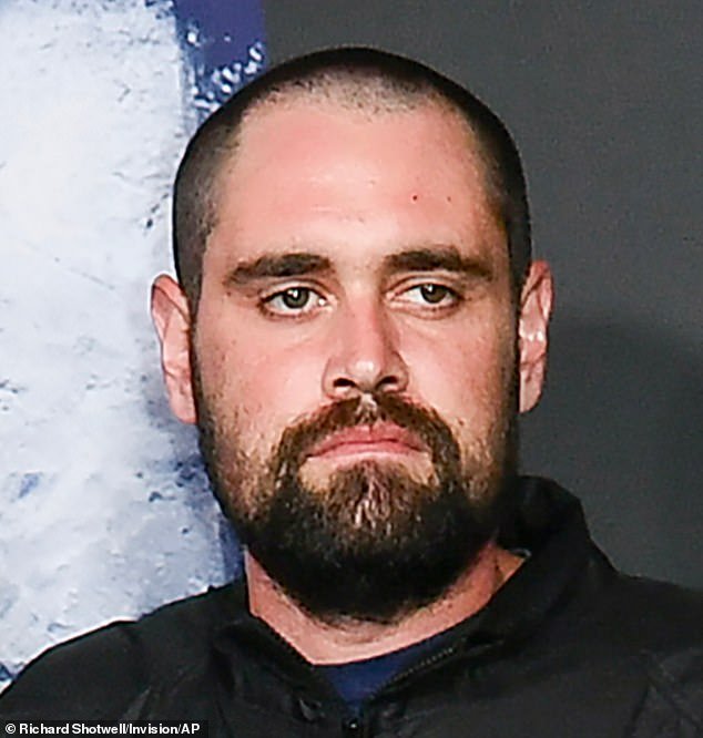 रॉब रेनरचा मुलगा निक आज एक याचिका दाखल करू शकतो कारण तो त्याच्या पालकांच्या क्रूर हत्येचा आरोप असलेल्या न्यायालयात हजर होता.