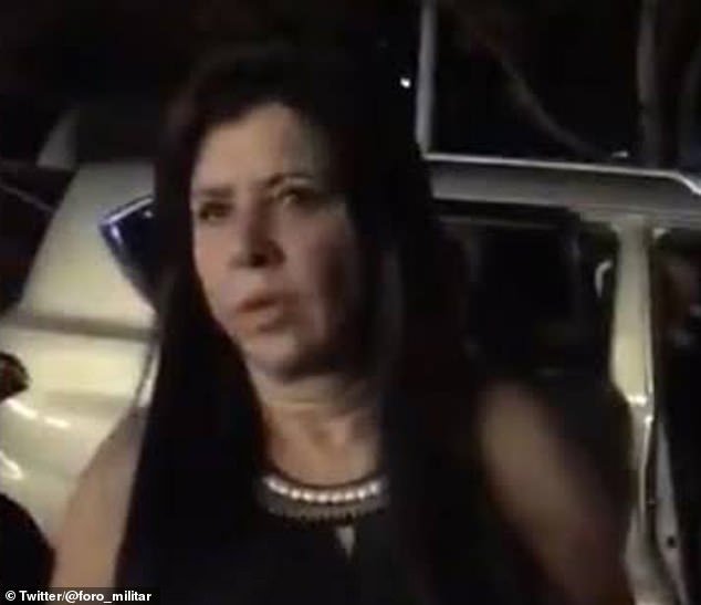 कार्टेल किंगपिन मरण पावला आहे, पण त्याची रक्तरेषा टिकून आहे: एल मेन्चोच्या क्रूर अब्ज डॉलर्सच्या साम्राज्याच्या आत… आणि आता सर्वांच्या नजरा त्याच्या “ड्रग क्वीन” पत्नी आणि ग्लॅमरस गुन्हेगार मुलीकडे का आहेत.