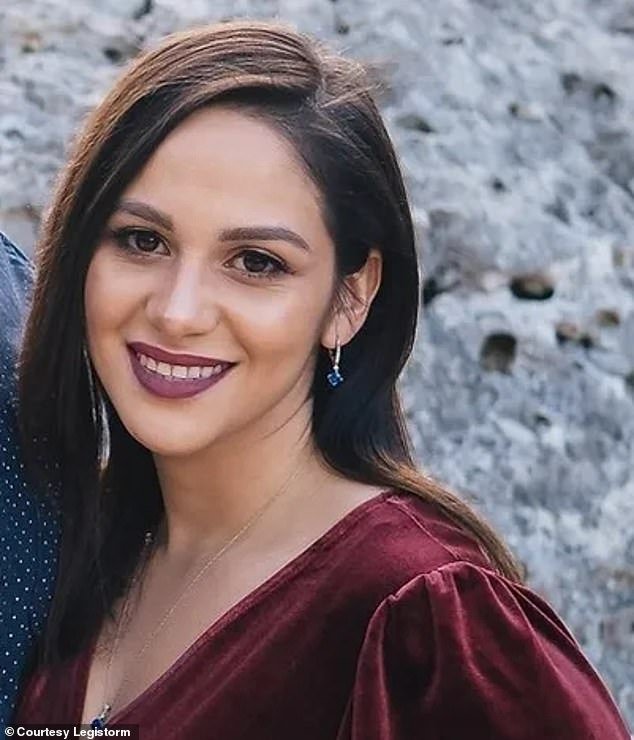 पतीने आश्चर्यकारक ग्रुप मेसेजमध्ये कथित अफेअर उघड केल्यानंतर, स्वत:ला जाळून घेतलेल्या विवाहित काँग्रेस महिलेने पाठवलेले सर्व 1am ‘सेक्स पोझिशन’ मजकूर वाचा