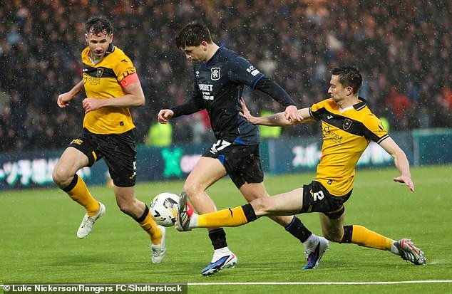 ही स्कॉटिश प्रीमियरशिप विजेतेपदाची शर्यत कॉल करण्यासाठी खूप जवळ आहे परंतु एक गोष्ट निश्चित आहे … जो कोणी बाहेर पडेल तो रेफ्रींना दोष देईल.