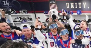 लॉकर रूम फोन कॉल दरम्यान ट्रम्पच्या ‘मिसॉगिनिस्टिक’ विनोदावर हसल्यानंतर टीम यूएसए हॉकी स्टार्सना सोशल मीडियाच्या प्रतिक्रियेचा सामना करावा लागला.