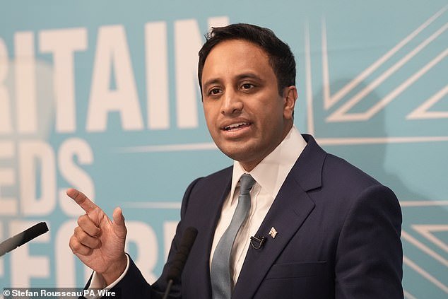 रिफॉर्म यूकेच्या झिया युसेफने सार्वजनिक ठिकाणी बुरख्यासह सर्व चेहरा झाकण्यावर बंदी घालण्याची योजना उघड केली आहे.