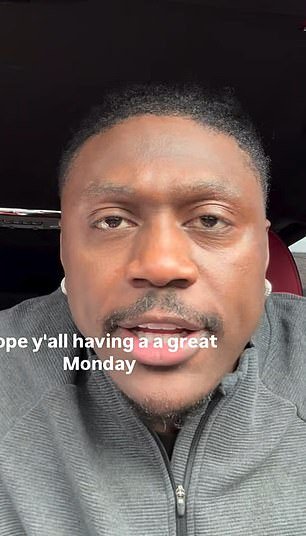 सुपर बाउल विजेत्याने रॉन्डेल मूरच्या मृत्यूनंतर भावनिक व्हिडिओमध्ये वयाच्या 23 व्या वर्षी आत्महत्या केल्याचे उघड झाले.