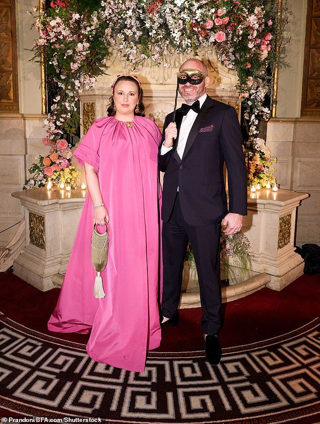 रहस्यमय चौथा: अलेक्झांडरच्या भावाने अनावरण केले: इस्रायली अब्जाधीश वारसदाराच्या पत्नीचे सर्व कौटुंबिक घोटाळे… आणि लैंगिक गुन्ह्यांसाठी त्याच्या भावांच्या खटल्यात तो एकटाच दिसतो.