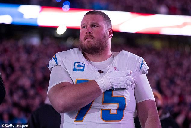 NFL दिग्गज आणि दोन वेळा कॉलेज नॅशनल चॅम्पियन ब्रॅडली बोझमनने फुटबॉलमधून अचानक निवृत्ती जाहीर केली आहे.