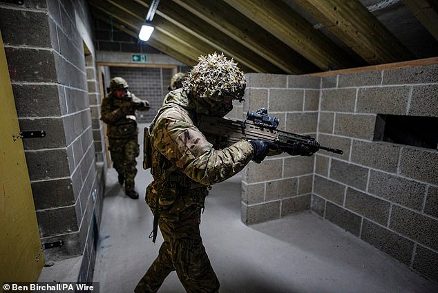 आम्ही रशियाशी अपरिहार्य टक्कर मार्गावर आहोत, असा इशारा ब्रिटिश लष्करप्रमुखांनी दिला आहे