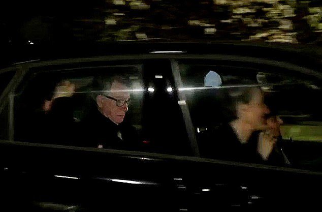 कॉमन्स स्पीकर लिंडसे हॉयल यांनी ‘पोलिसांना सांगितले’ की मँडेलसन यूके सोडून पळून जाऊ शकतात… कारण लेबरने दावा ‘काल्पनिक’ म्हणून फेटाळून लावला परंतु ‘पासपोर्ट जप्त’