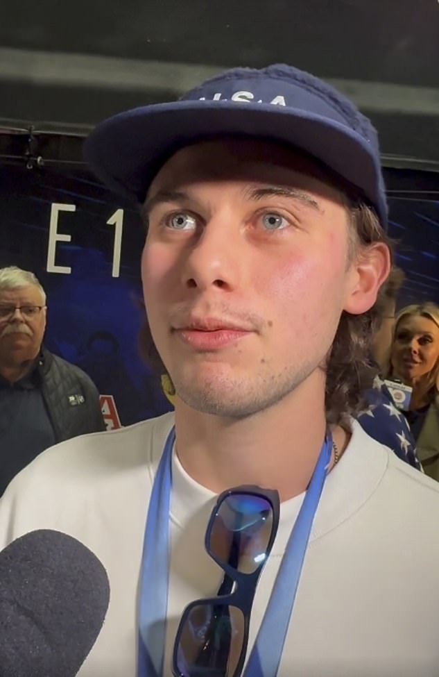 टीम यूएसए हॉकी नायक जॅक ह्यूजेसने महिला तारे ट्रम्प नाकारल्याबद्दल मौन तोडले आणि त्यांच्या स्वत: च्या व्हाईट हाऊस भेटीवर संतप्त प्रतिक्रिया