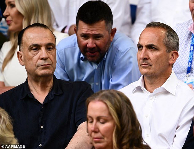 NRL लास वेगास लाँचमध्ये मोठा व्यत्यय आला कारण गेमच्या शीर्ष पितळेला घेऊन जाणाऱ्या विमानाला वळसा घालून सिडनीला परत जाण्यास भाग पाडले गेले.