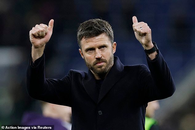 गॅरी नेव्हिलने मॅन युनायटेडला ‘आता दुसऱ्या व्यवस्थापकाचा पाठपुरावा करण्यास’ सांगितले आणि असे सुचवले की जुने सहकारी मायकेल कॅरिकची जवळजवळ निर्दोष सुरुवात असूनही हा ‘जोखीम’ आहे.