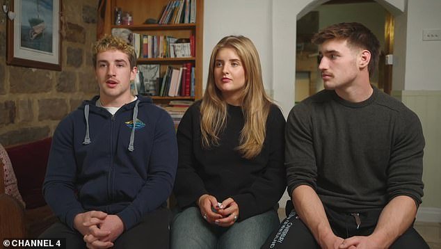 प्रेक्षक संतापले आहेत तीन ‘बिघडलेले’ विद्यार्थी इतरत्र राहत असूनही त्यांच्या आईला त्यांचे अन्न विकत घ्यायला लावतात – आणि दर महिन्याला त्यांचे £40 साहित्य वाया घालवतात