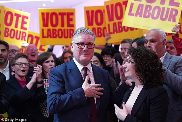 गोर्टनच्या प्रतिकात्मक पोटनिवडणुकीच्या भेटीत कोणत्याही वास्तविक मतदारांना भेटण्यात अपयशी ठरल्याबद्दल नायजेल फॅरेजने लोकप्रिय स्टाररची खिल्ली उडवली – अँडी बर्नहॅम पंतप्रधानांसोबत फोटो काढत असताना