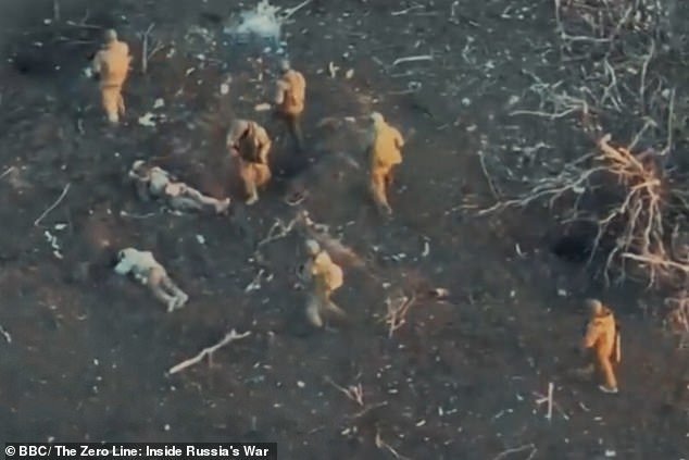 रशियन कमांडर्सची क्रूर हत्या…त्यांच्याच माणसांची: सैनिकांनी पुढच्या ओळीतून पळून जाताना किंवा निशस्त्र आत्मघाती मोहिमेवर पाठवलेल्या माणसांनी गोळ्या घालून भरलेल्या खड्ड्यांचे वर्णन केले.