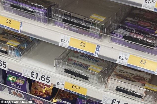 विनंती केल्यावर चोरांनी चोरी करू नये म्हणून चॉकलेट बार आता स्टोअरमध्ये बंद केले आहेत