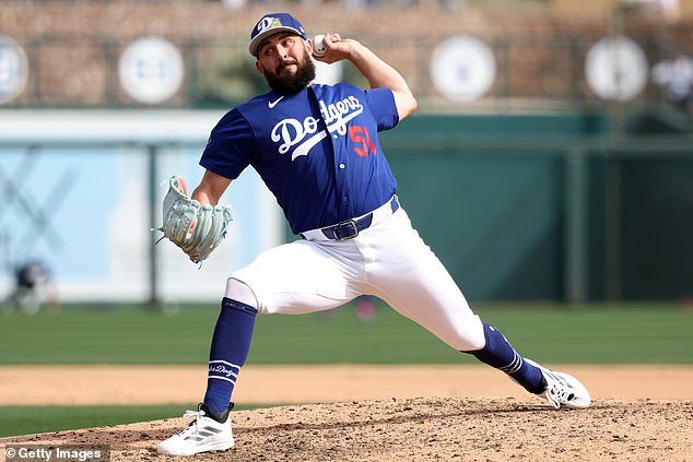 लॉस एंजेलिस डॉजर्स स्टारने बाळाच्या मुलीच्या मृत्यूनंतर ‘जबरदस्त’ कृतीत पुनरागमन केले