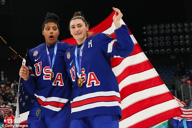 यूएसए महिला हॉकी संघाने डोके वर काढले कारण स्टार्सने ट्रम्पच्या चुकीच्या विनोदांवरून पुरुषांच्या संघावर बारीक लक्ष वेधले.