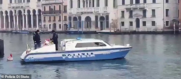 व्हेनिसमध्ये 19 आणि 21 वर्षांच्या ब्रिटीश चुलत भावांवर हत्येचा प्रयत्न केल्याचा आरोप ठेवण्यात आला होता “एका प्रमुख पर्यटन स्थळाजवळ व्हॅलेंटाईन डेच्या दिवशी एका महिलेवर झालेल्या वादात एका पुरुषाच्या मानेवर वार करण्यात आले होते.”