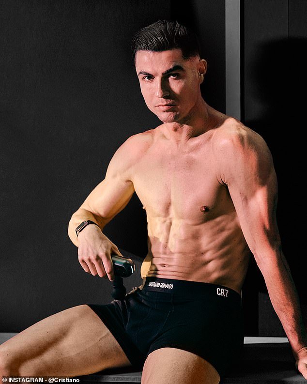 क्रिस्टियानो रोनाल्डो, 41, त्याच्या ‘उच्च कामगिरी’ ब्रँडचा प्रचार करण्यासाठी त्याचे फाटलेले शरीर दाखवण्यासाठी खाली उतरला आहे.
